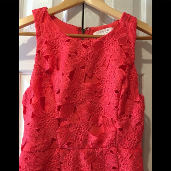Beautiful Rich Coral Lace Mini by Astr The Label - Picture 3 of 8